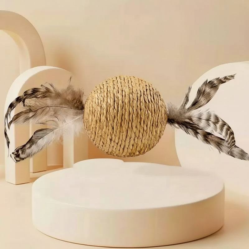 Pelota de Sisal con Plumas y Cascabel 10cm